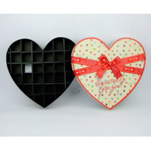 Коробка с шоколадной глазурью в форме сердца с разделителем бумаги